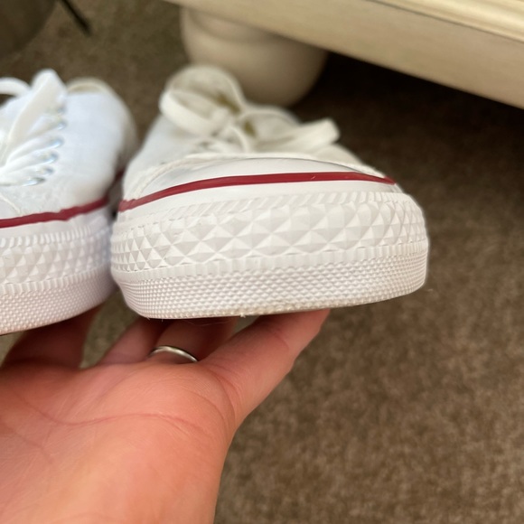 Converse Women’s size 9 - Picture 4 of 8